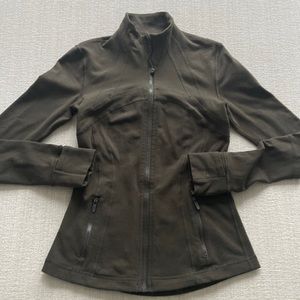 Lululemon jacket in dark green. Size 4 EUC with no rips or tears.
